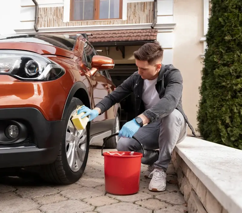 Lavage auto à domicile Vauréal : professionnel intervenant sur un véhicule